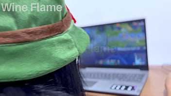 Ele ficou me provocando então parei de jogar para sentar gostoso