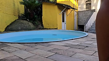 Milf com novinho inocente na beira da piscina