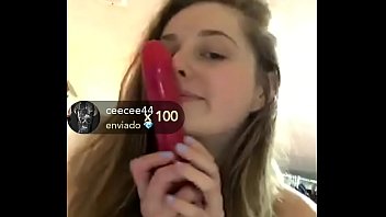 Sus seguidores la convencen de desnudarse