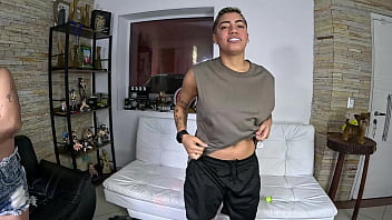 As meninas se divertem com o brinquedo gigante