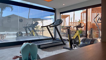 Fit teen bubble but fucks her personal trainer after the gym