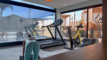 Fit teen bubble but fucks her personal trainer after the gym