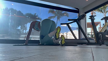 Fit teen bubble but fucks her personal trainer after the gym