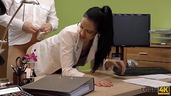 Loan4k la mora elis dark dà la fica all'agente per comprare attrezzatura musicale