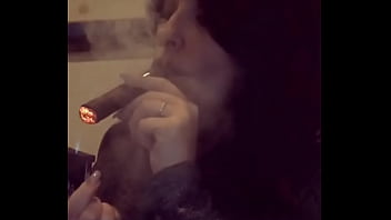 Mulher do instagram fumando charuto