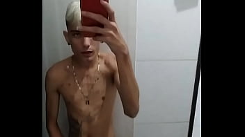 Batendo punheta no banheiro depois do jogo de futebol