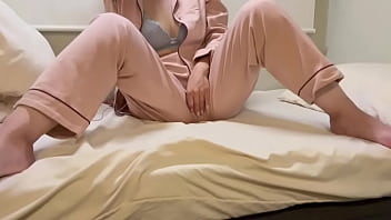 【寝る前にパジャマ姿でオナニー】お風呂に入ってパジャマに着替えて寝る前に気持ちいいオナニーしました…。