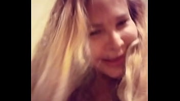 Venezolana se pone caliente por dinero