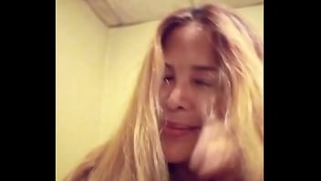 Venezolana se pone caliente por dinero