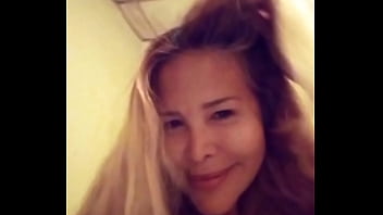 Venezolana se pone caliente por dinero