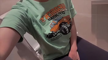 【スーパーのトイレでオナ】オナニーしてはいけないところでオナニーすると気持ちいいよね。