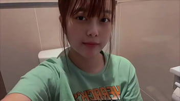 【スーパーのトイレでオナ】オナニーしてはいけないところでオナニーすると気持ちいいよね。