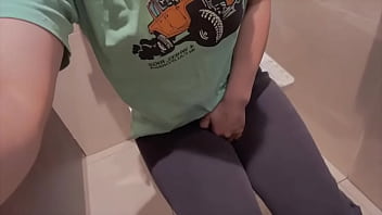 【スーパーのトイレでオナ】オナニーしてはいけないところでオナニーすると気持ちいいよね。