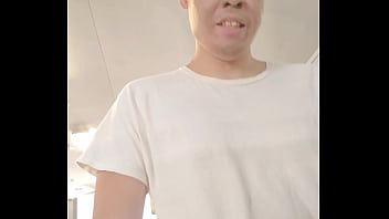 Simple selfie clip of enjoying exercise in the gym