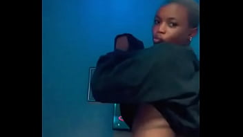 Puta africana quer levar pau