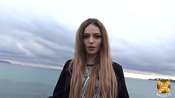 Elle me donne rendez vous pour m'offrir sa petite chatte