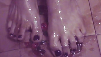 Look how this honey runs trough my toes dirty version