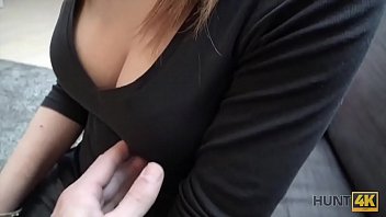 Hunt4k il ragazzo sta guardando come il suo cutie cavalca il fallo di straniero