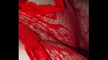 Latina en bodysuit rojo caliente se masturba hasta acabar toda mojada