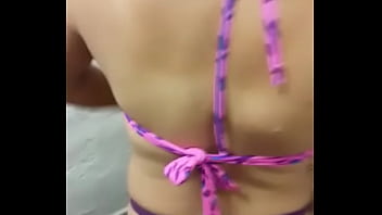 Casando culos en piscina