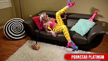 Blonde leya falcon gets fucked by hot clown maya sinstress