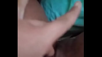 Com o dedinho nela até gozar