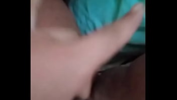 Com o dedinho nela até gozar