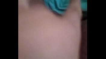 Com o dedinho nela até gozar