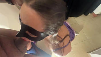 Madrastra latina recién casada juega a la empleada domestica en la cocina con su hijastro al final se traga su semen desi bhabhi