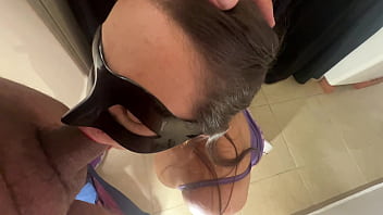 Madrastra latina recién casada juega a la empleada domestica en la cocina con su hijastro al final se traga su semen desi bhabhi