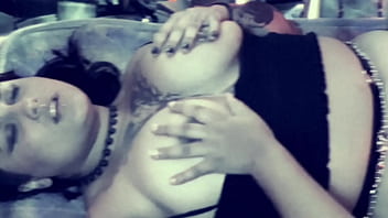 Two hotties who appreciate my feet