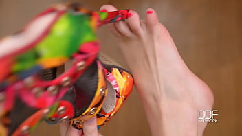 High heels toe teaser tempts with bare feet too