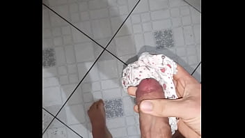 Socando a rola na calcinha Socando a rola na calcinha