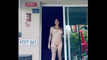 En direct cet après midi il fait frais mais je vais me glisser tout de suite dans le jacuzzi i love to be naked