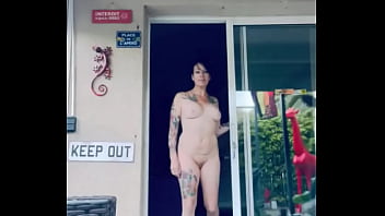 En direct cet après midi il fait frais mais je vais me glisser tout de suite dans le jacuzzi i love to be naked