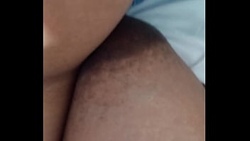 Me masturbo mientras mi mujer se hace las uñas