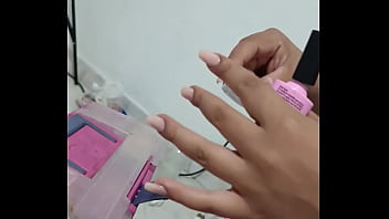 Me masturbo mientras mi mujer se hace las uñas