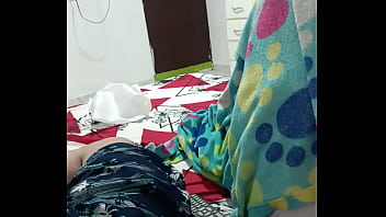 Me masturbo mientras mi mujer se hace las uñas