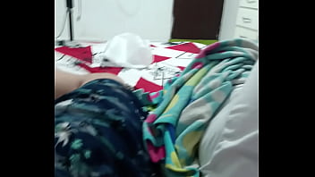 Me masturbo mientras mi mujer se hace las uñas