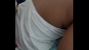 Me masturbo mientras mi mujer se hace las uñas