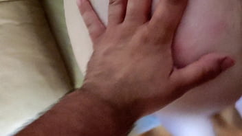 De gatinhas a explorar os buracos