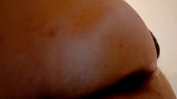 De gatinhas a explorar os buracos