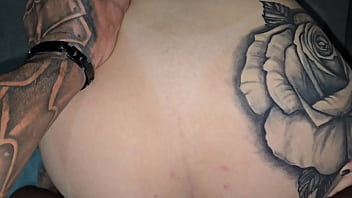 Peguei minha empregada no flagra se masturbando com um plug socado no cu