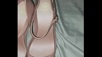 Gozada na sandália rosa da melhor amiga