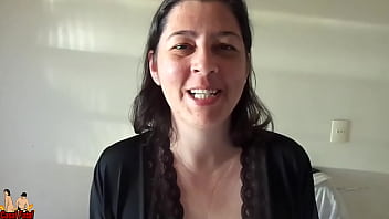 Milf receives the delivery man outdoor with inappropriated clothes