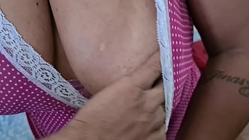 Adoro quando ela vem tirar leitinho quente da fonte no café da manhã