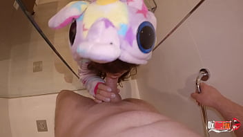 Сводный брат получает минет от сводной сестры в душе