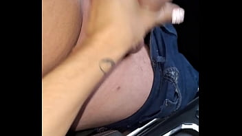 Fazendo o motorista de aplicativo esporrar na minha mão em frente a minha casa