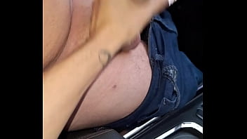 Fazendo o motorista de aplicativo esporrar na minha mão em frente a minha casa