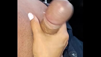 Fazendo o motorista de aplicativo esporrar na minha mão em frente a minha casa Fazendo o motorista de aplicativo esporrar na minha mão em frente a minha casa